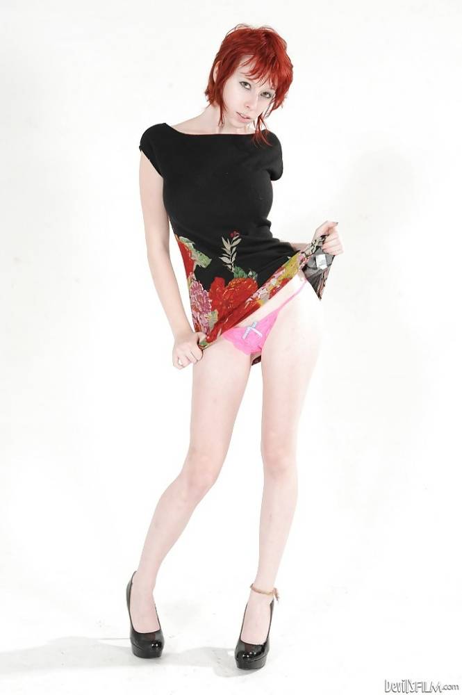Bosomy redhead babe Zoey Nixon stripping and spreading her legs | Photo: 213492