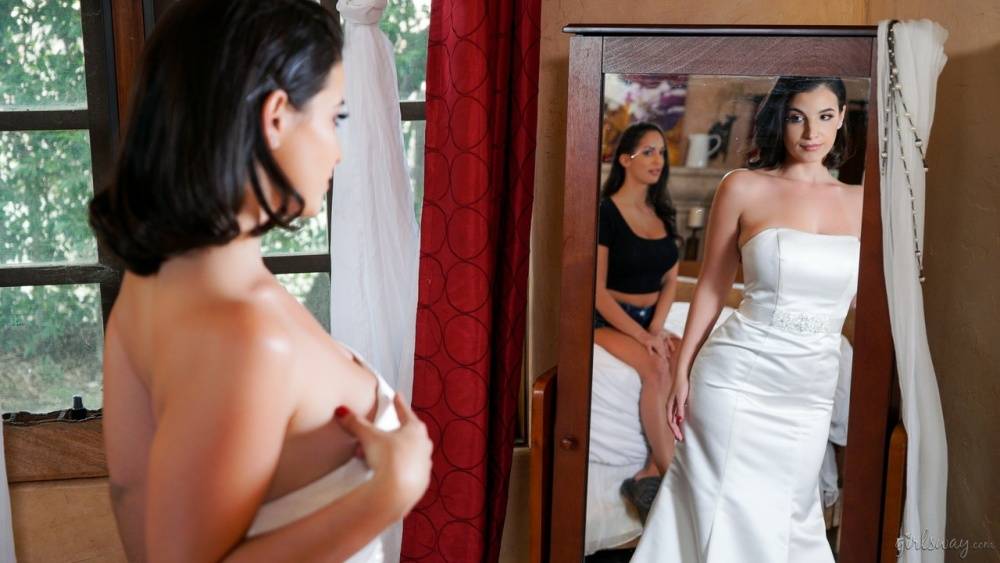 It's the night before her wedding and Lasirena69 is trying on her wedding | Photo: 257065