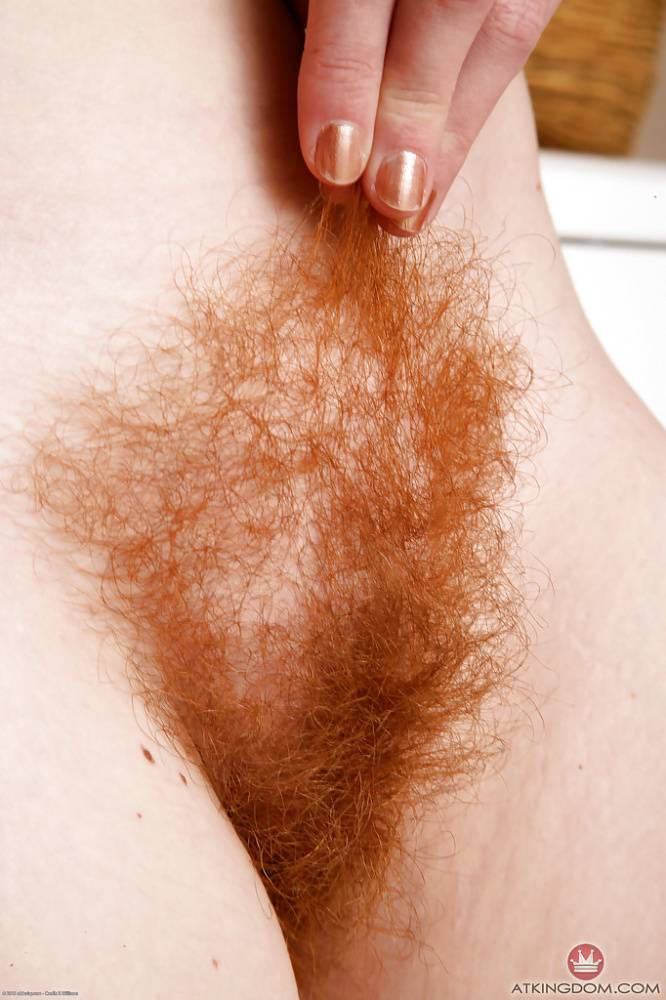 Redheaded wife Ana Molly baring nice ass and hairy vagina | Photo: 282009