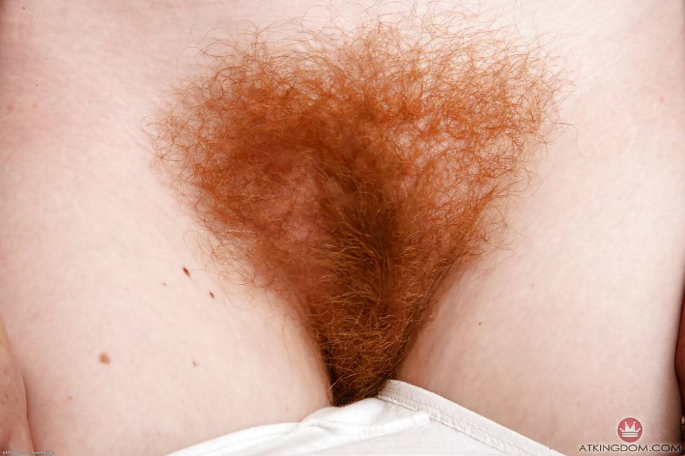 Redheaded wife Ana Molly baring nice ass and hairy vagina | Photo: 282093