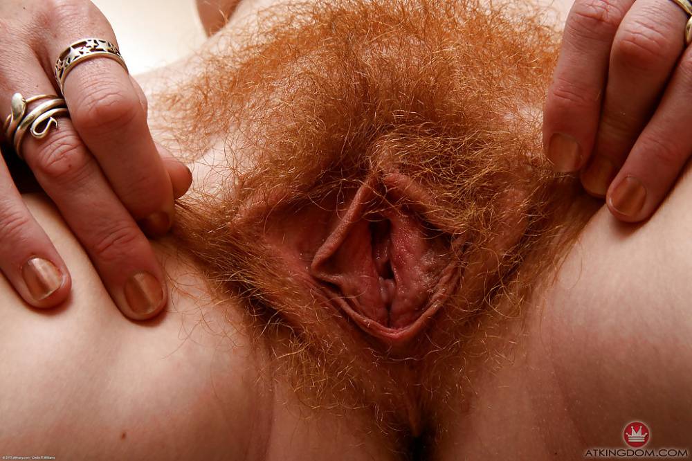 Redheaded wife Ana Molly baring nice ass and hairy vagina | Photo: 282053