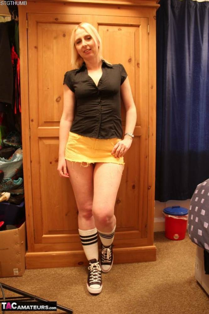 Middle-aged British amateur Tracey Lain has hardcore sex in socks and sneakers - #13