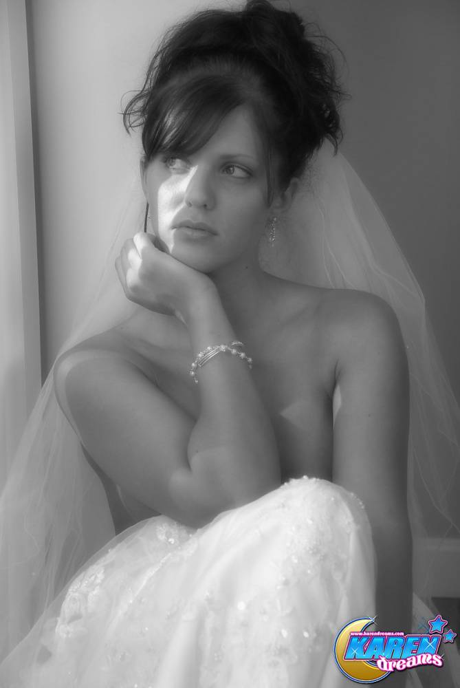 Amateur model Karen poses in wedding dress during solo action | Photo: 381106