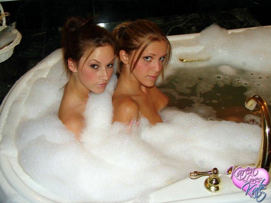 Karen Loves Kate Karen & Kate have a bubble bath | Photo: 381073