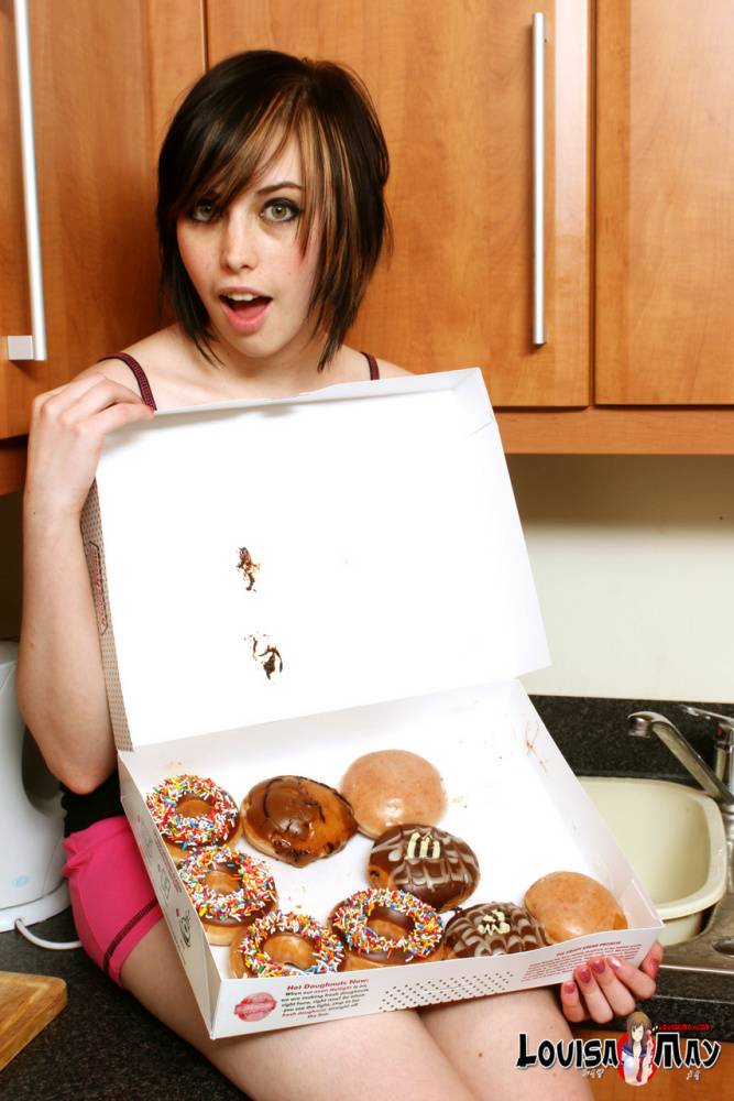 UK amateur Louisa May gets chocolate on her big naturals while eating donuts - #7