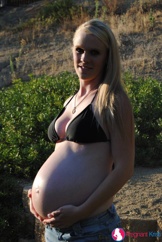 Blonde amateur Hydii May shows her milk filled tits and pregnant belly outside - #13
