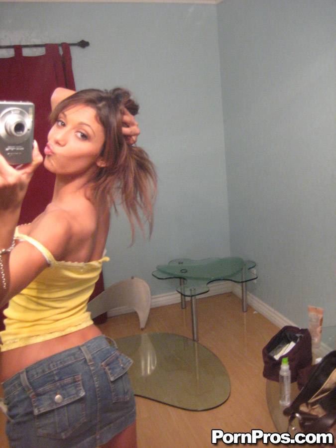 Ex-gf Priscilla Milan uncovers her big boobs while taking mirror selfies - #9
