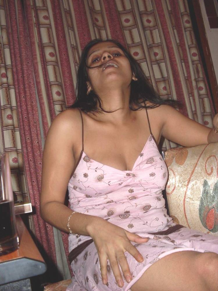 Indian female bares big naturals and butt while smoking a cigarette | Photo: 507427