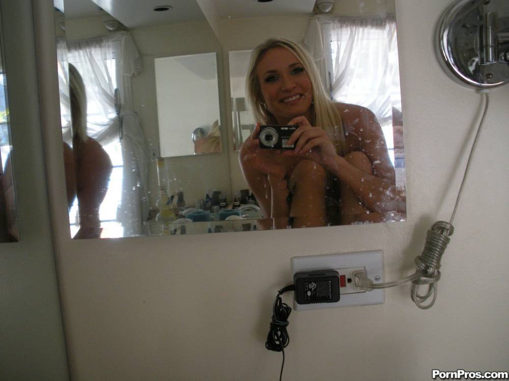 Playful blonde Addison Cain blows kisses while taking nude selfies in mirror | Photo: 511866