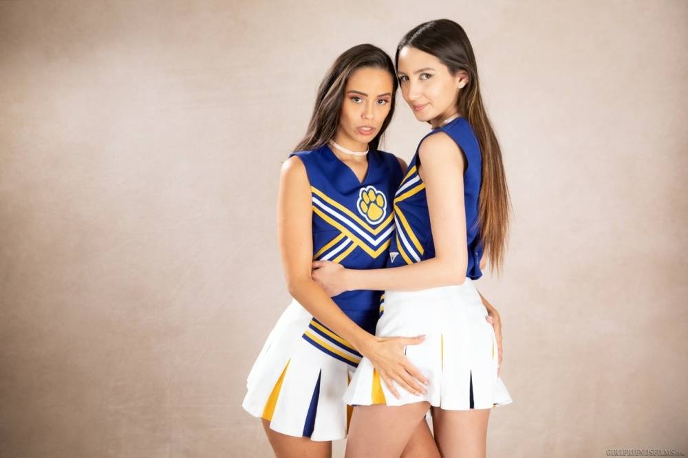 Teen cheerleaders Natalia Nix & Andreina Deluxe have lesbian sex on a bed - #11