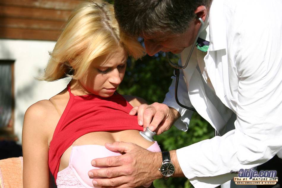 Young blonde girl with nice tits fucks her older doctor in the backyard | Photo: 535707