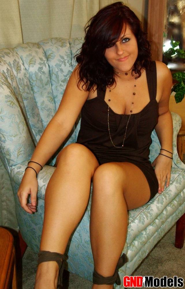 Brunette amateur Roxy shows her smooth legs and natural boobs as well - #4