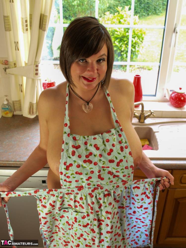 Fat amateur Roxy exposes her huge breasts in her pretties and a kitchen apron - #1