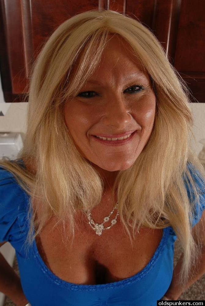 Big-tit granny Roxy shows her tanned boobs and nice fuckable booty - #8