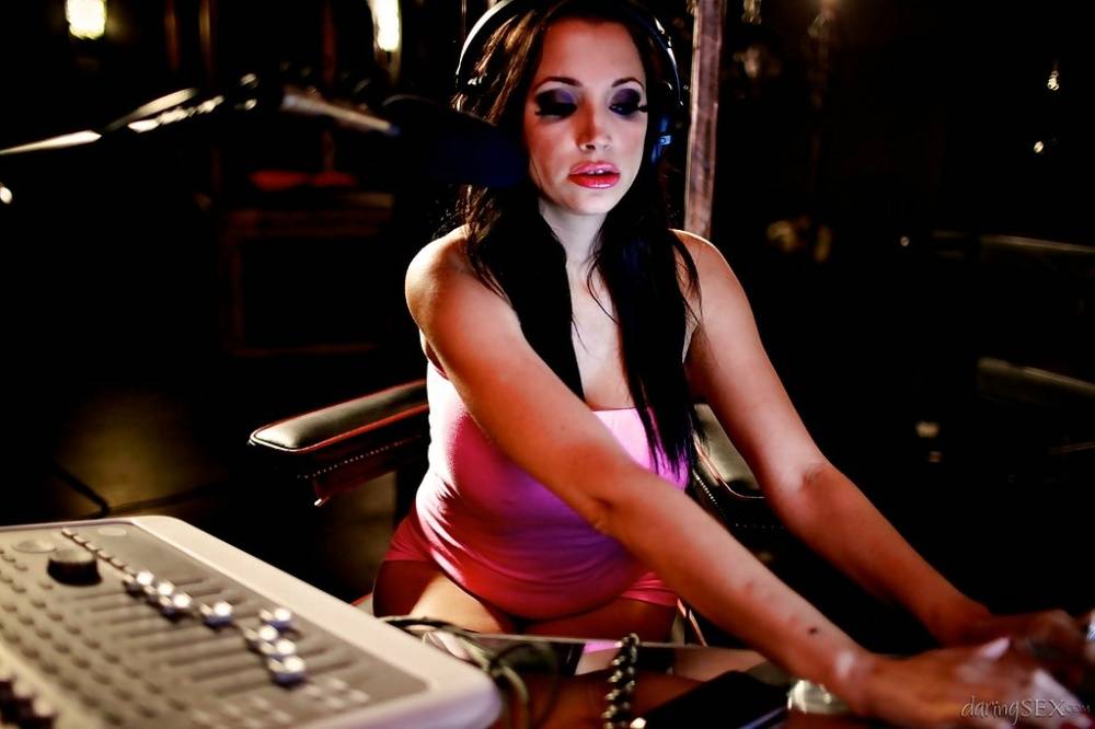 Seductive dj Michelle Thorne revealing her gorgeous big round tits - #5
