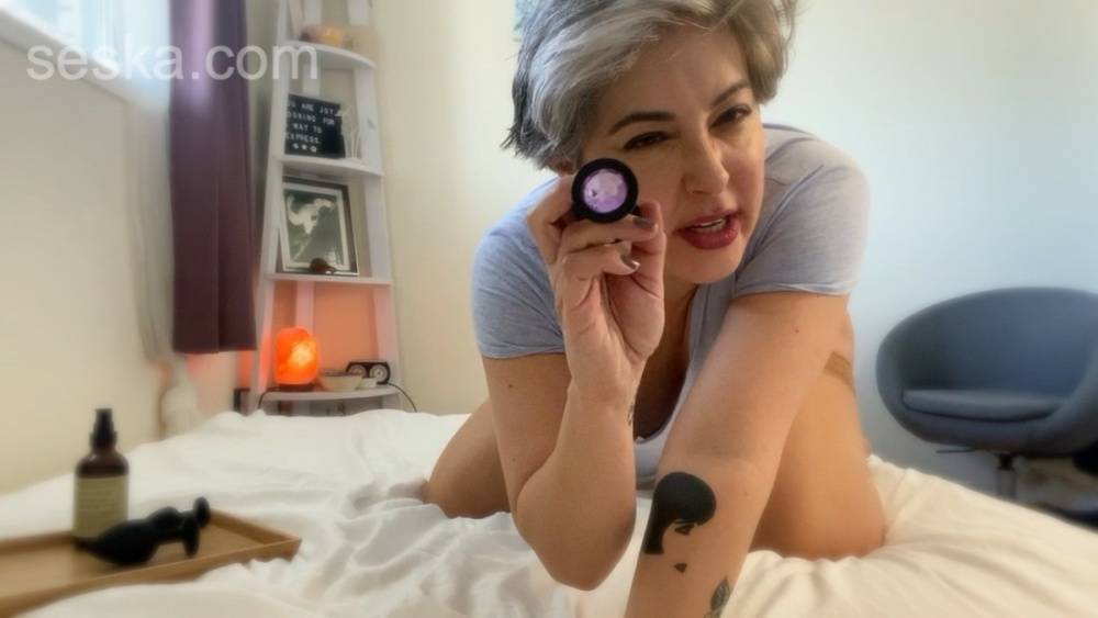 Older platinum blonde Seska sticks a butt plug in her anal cavity on a bed - #15