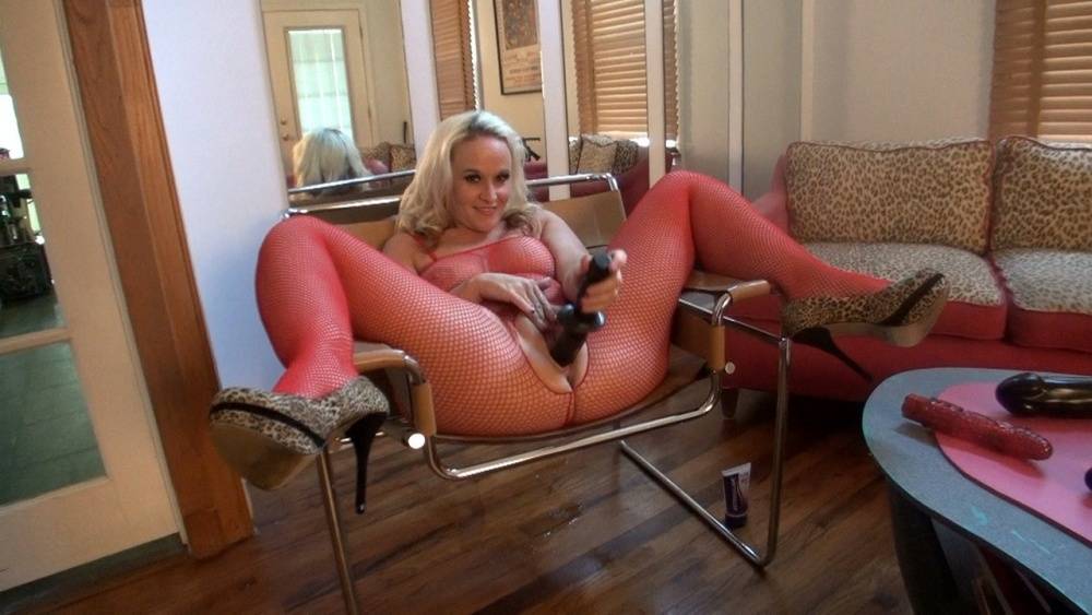 Thick blonde Dee Siren dildo her gaped pussy in a crotchless bodystocking - #4