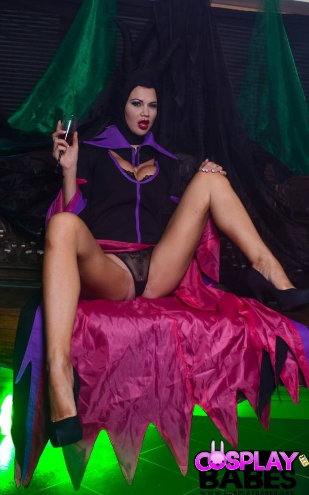 UK model Jasmine Jae toys her pierced pussy in cosplay clothing | Photo: 677092