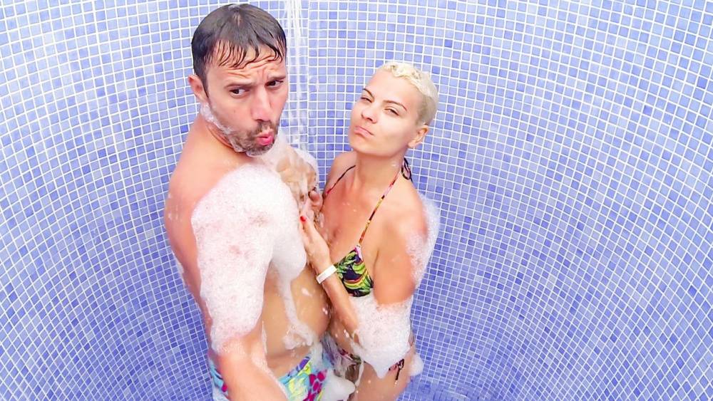 Blonde chick Jasmine Rouge blows and jerks off her guy while they bathe - #5