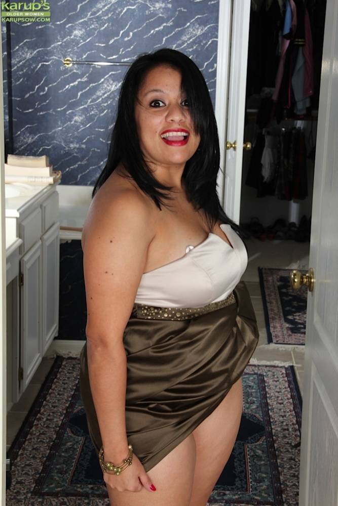 Fabulous Latina milf Lucey Perez is demonstrating her fatty body - #9