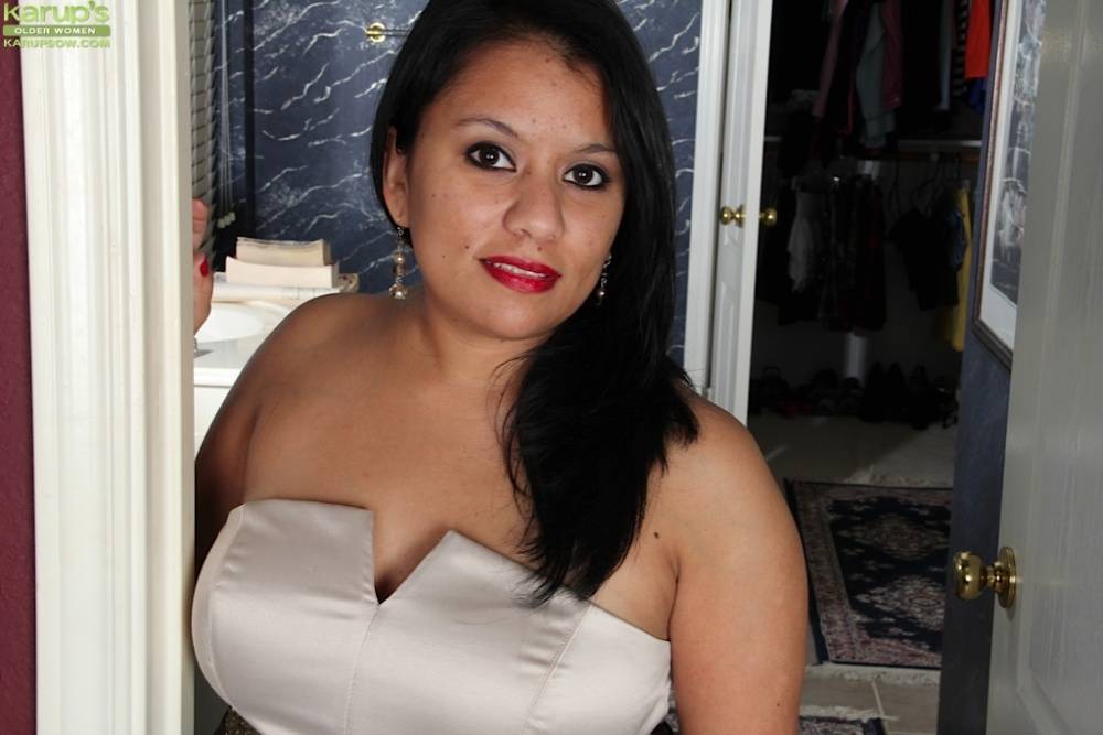 Fabulous Latina milf Lucey Perez is demonstrating her fatty body - #11