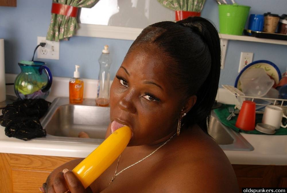 Fatty mature ebony Subrina plays with her lovely yellow sextoy - #6