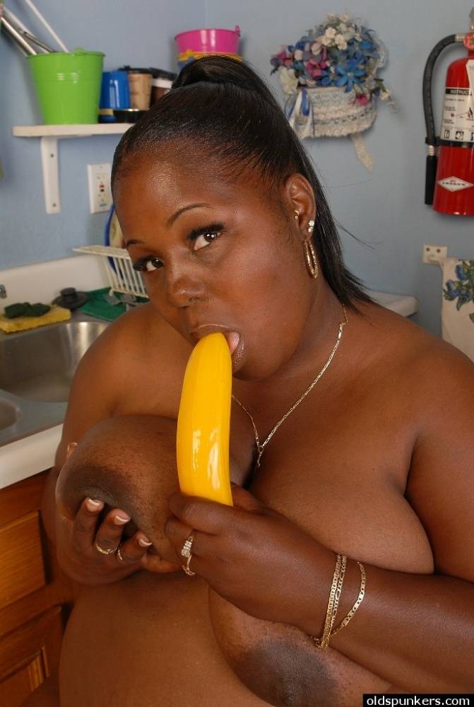 Fatty mature ebony Subrina plays with her lovely yellow sextoy - #5