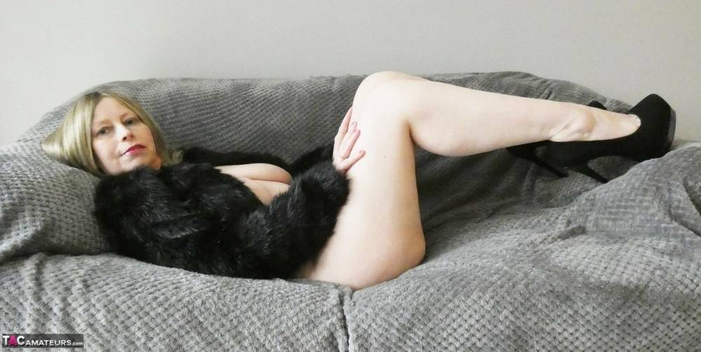 Amateur model Posh Sophia puts her huge boobs on display in black heels - #15