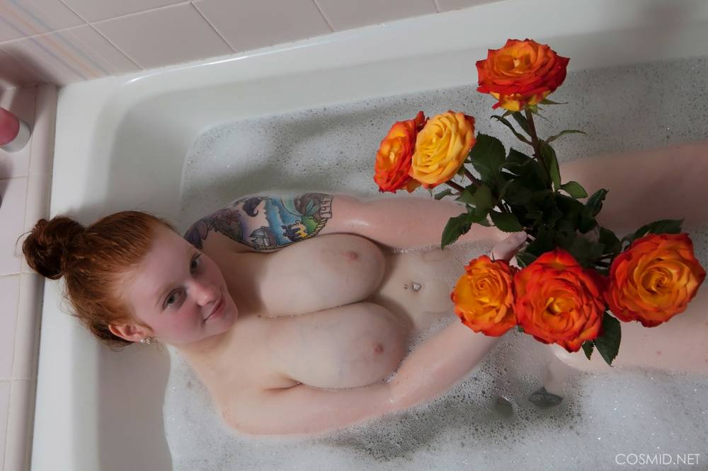 Pale redhead Kaycee Barnes displays her large boobs and butt during a bath - #10