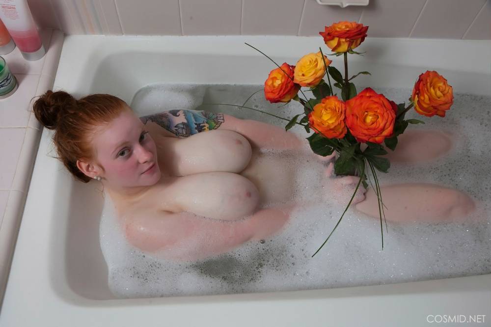 Pale redhead Kaycee Barnes displays her large boobs and butt during a bath - #13