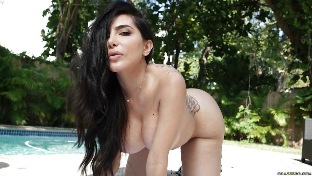 Busty Latina Lela Star exposing her big juicy ass outdoors - #7