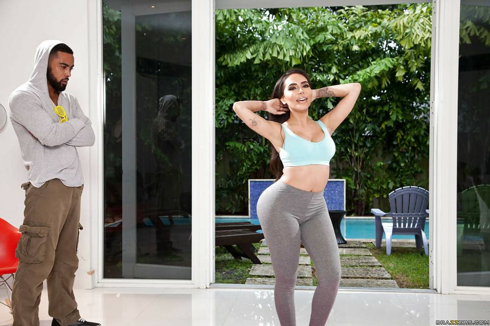 Curvy brunette mommy Lela Star having yoga pants ripped off for sex - #9