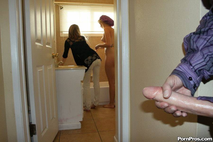 Naked college girls suck cock & get a cum bath in bukkake reality groupsex | Photo: 975453