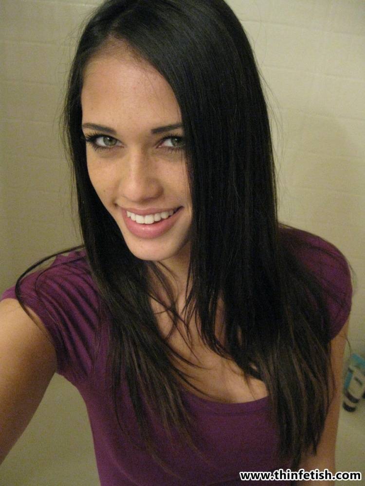Skinny girl Tiffany Thompson takes nude selfies in a bathroom mirror | Photo: 1002679