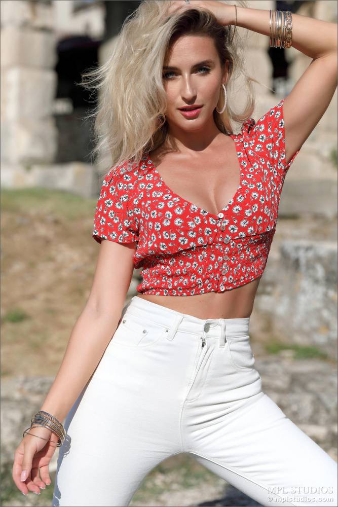 Dirty blonde poses at the Colosseum for a safe for work modelling gig - #6