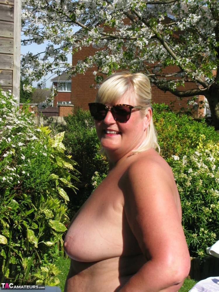 Fat mature woman Chrissy Uk sucks a dick after making her nude debut in a yard | Photo: 1021811