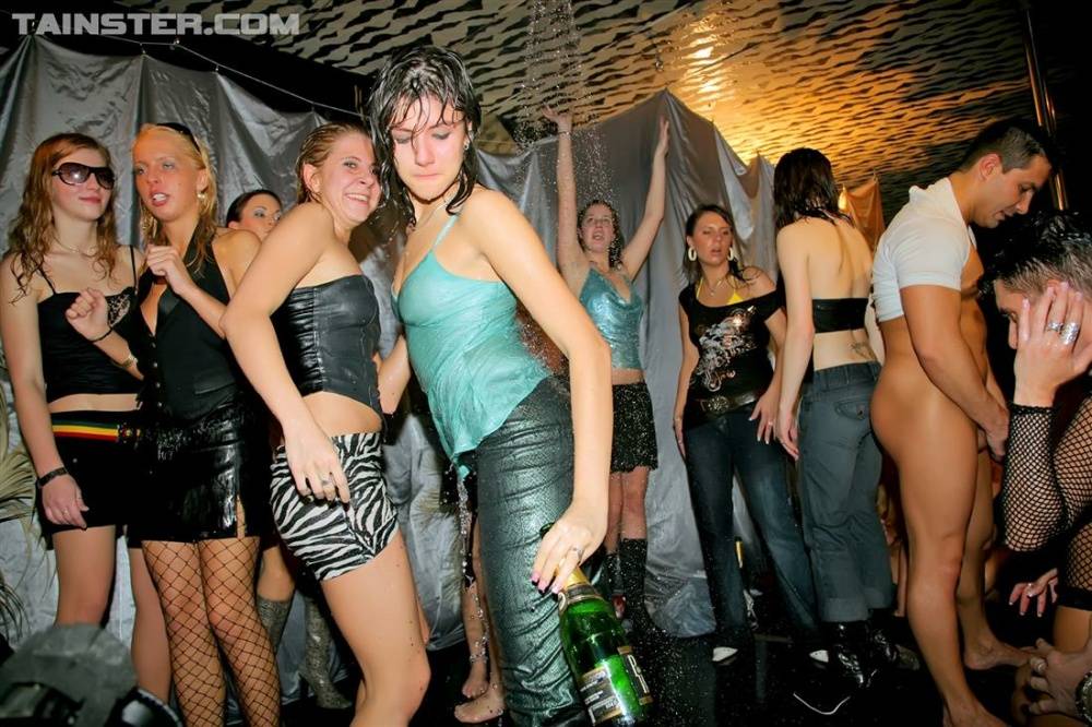 Wet and drunk girls get fucked while dancing the night away inside a club | Photo: 1023400