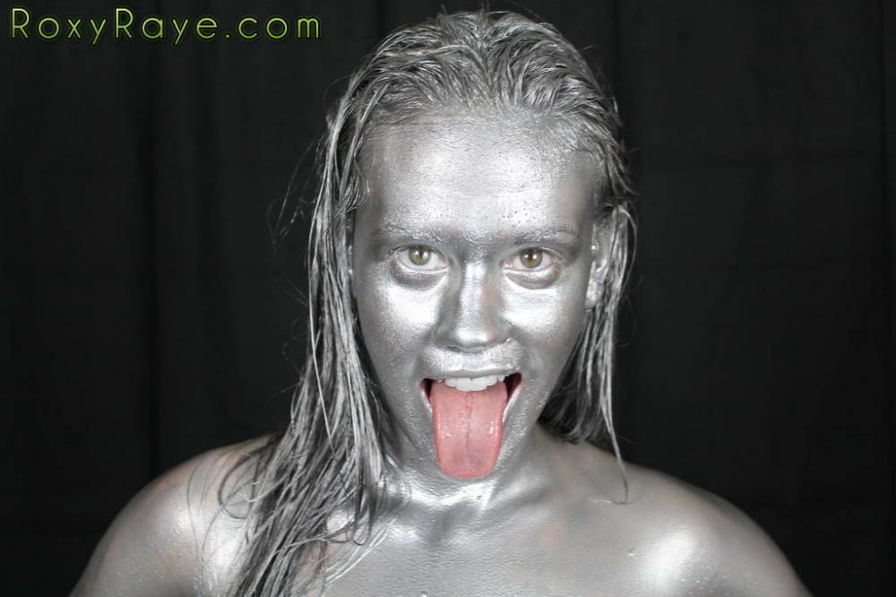 Amateur model Roxy Raye sports a metallic look while dildoing her asshole | Photo: 1028369