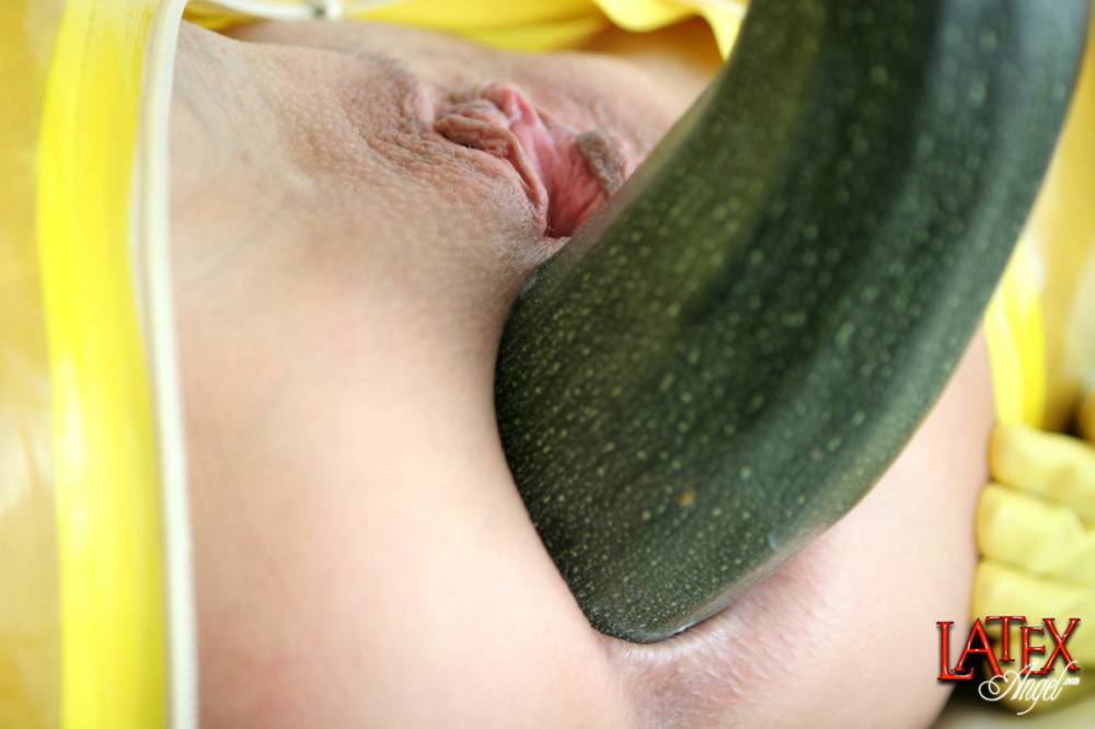 Brunette chick shows her gaped anus after a vegetable insertion - #3