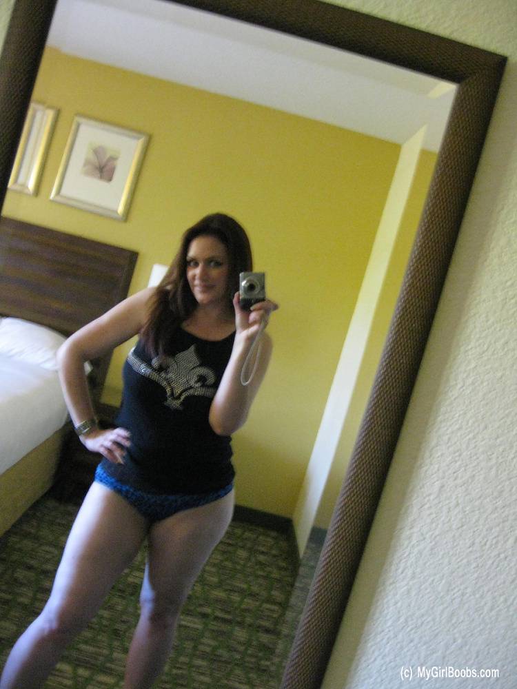 Thick female Ryan Edel takes X rated selfies in the bedroom mirror | Photo: 722690
