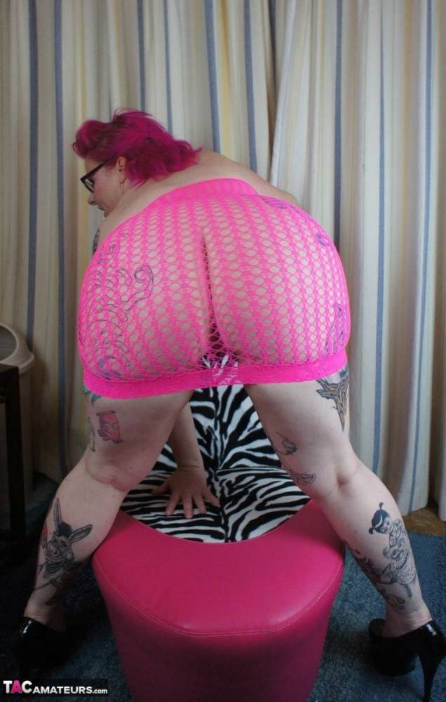 Tattooed chick Mollie Foxxx touches her tits and bald cunt with her glasses on - #5