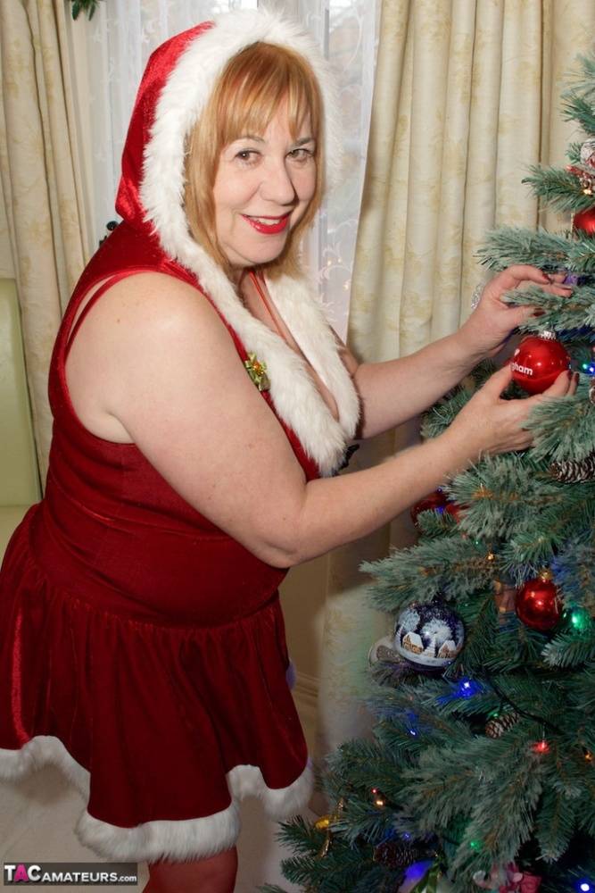 Plump UK woman Speedy Bee toys her bald cunt during an Xmas themed shoot - #6