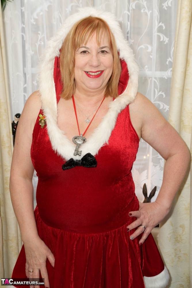 Plump UK woman Speedy Bee toys her bald cunt during an Xmas themed shoot - #11