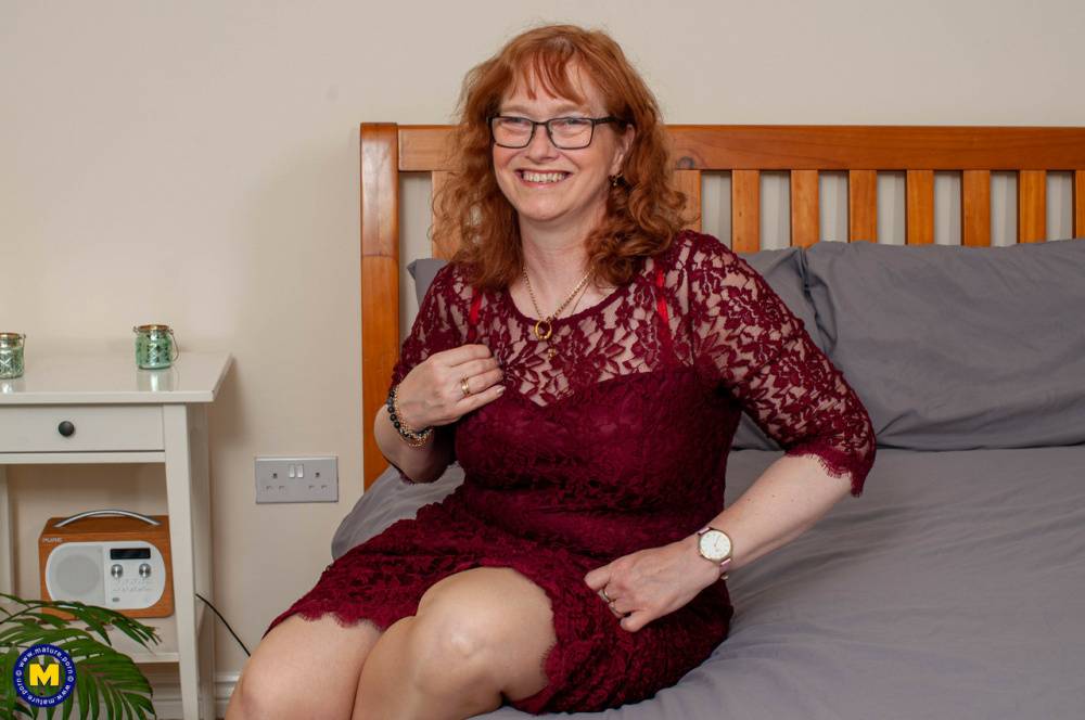 Older redheaded plumper toys her twat while wearing tan stockings and glasses - #6