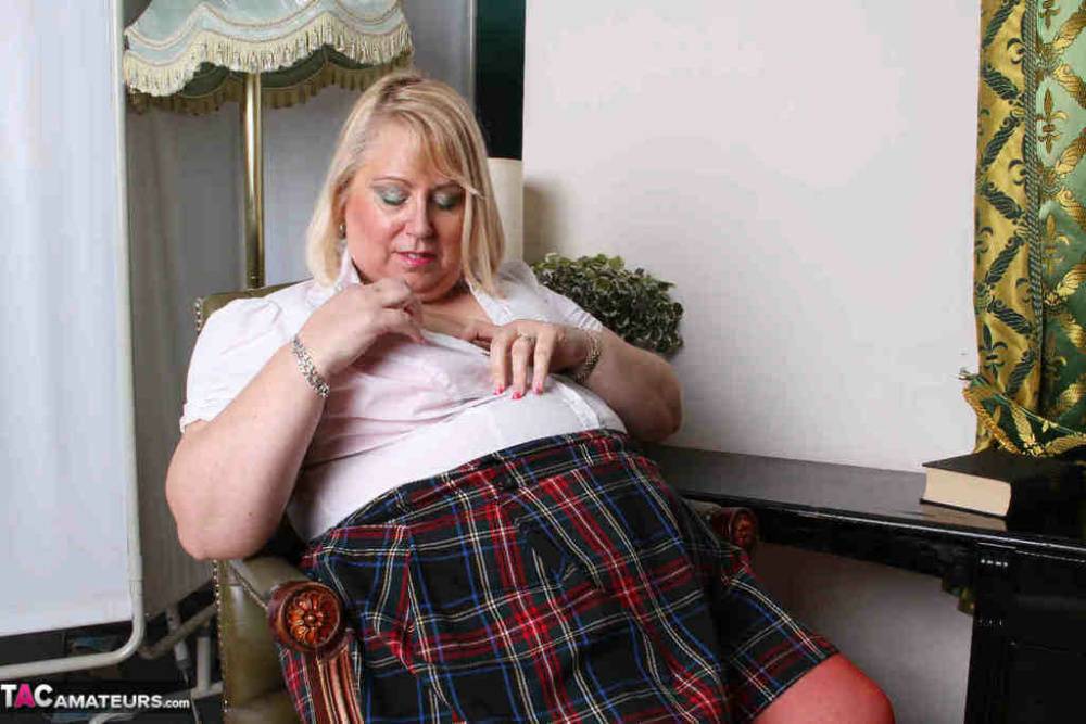 Obese blonde Lexie Cummings doffs a tartan skirt before playing with her twat | Photo: 760327