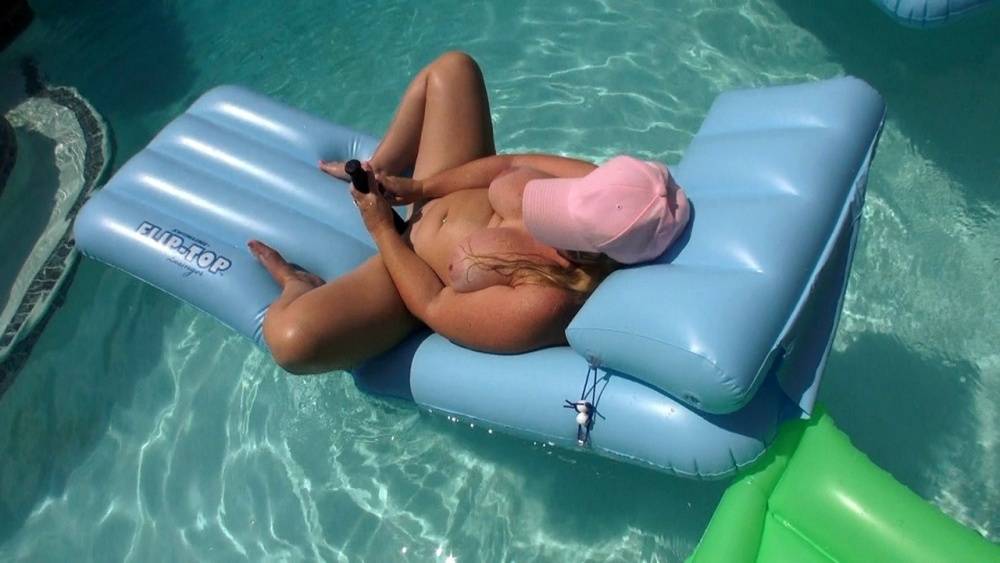 Fat amateur Dee Siren masturbates on an air mattress in a swimming pool | Photo: 773971