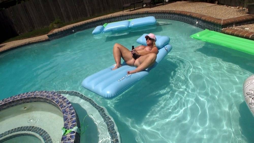 Fat amateur Dee Siren masturbates on an air mattress in a swimming pool | Photo: 773911