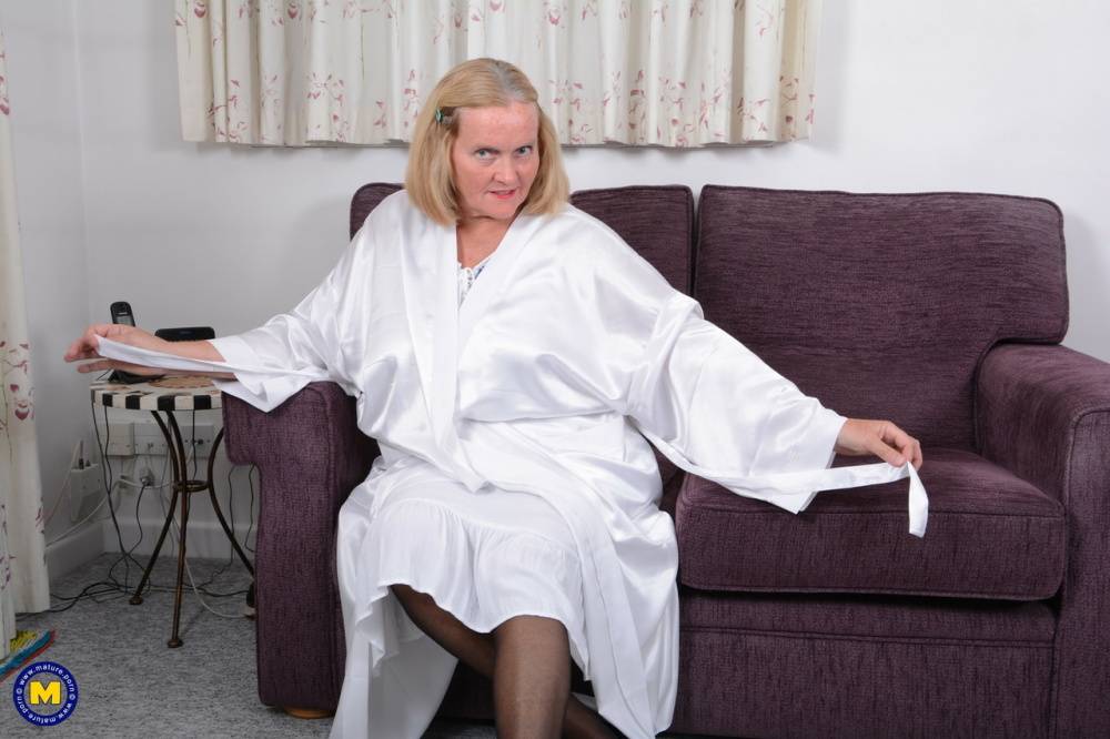 Mature UK plumper removes her robe before taking a wooden spoon to her cunt - #9