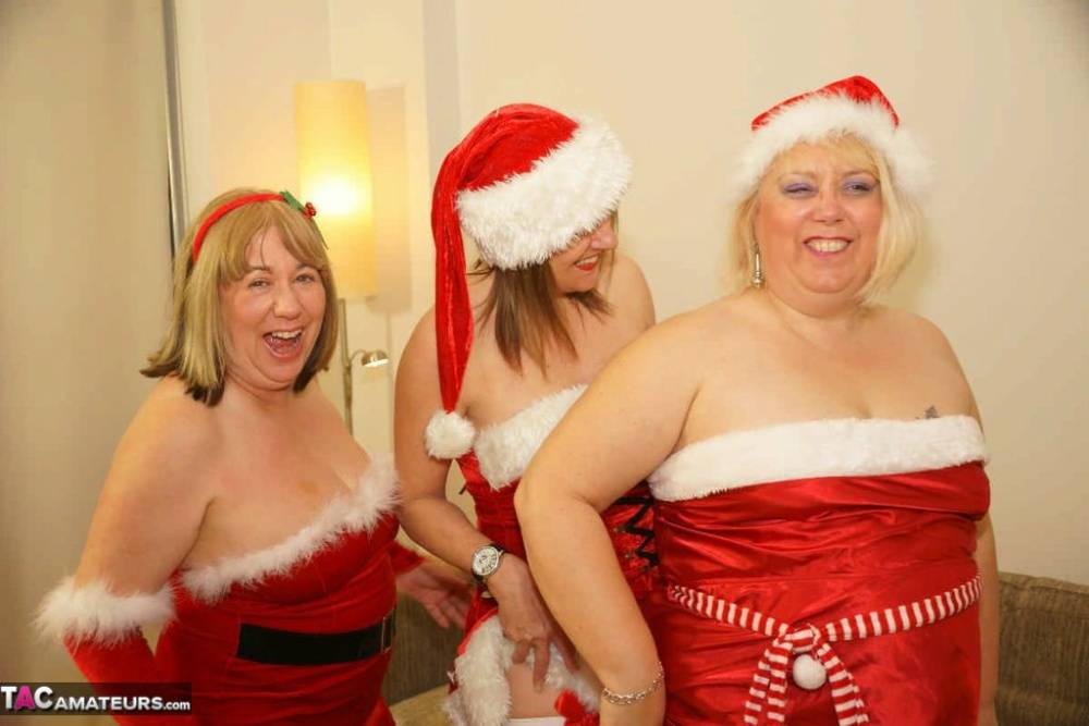 Amateur BBW Lexie Cummings and 2 of her friends expose themselves in Xmas wear - #15