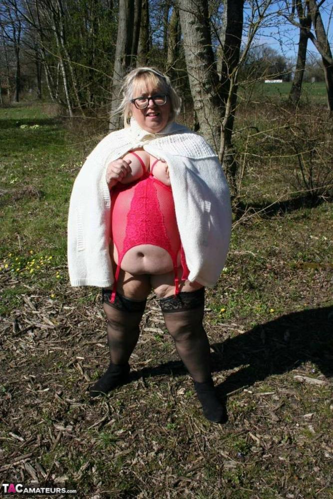 Obese UK blonde Lexie Cummings shows her big ass and pussy while outdoors - #9